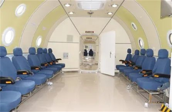 高压氧治疗中心建筑面积500平方米，为三舱七门大型36人高压氧舱，另配单人纯氧舱。.jpg